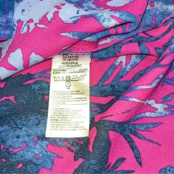 Banana Republic Colorful Floral blouse with capped sleeves, keyhole in back. - Picture 4 of 7